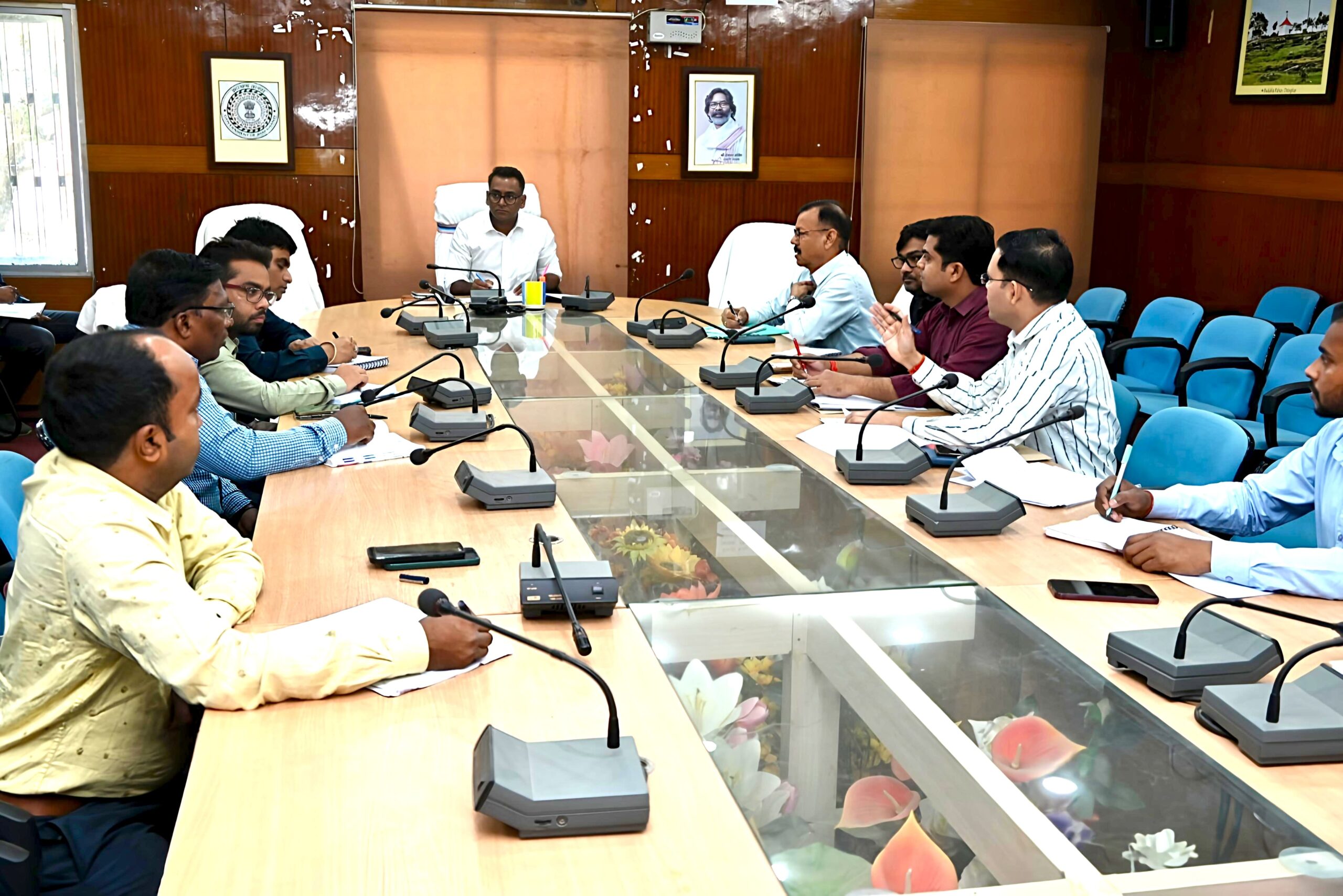 Deoghar : गर्मी में निर्बाध बिजली आपूर्ति को लेकर डीसी ने की बैठक