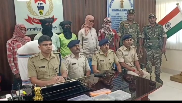 Saraikela : पुलिस ने नक्सली संगठन के नाम पर लेवी वसूली करने वाले गिरोह का किया खुलासा, पांच गिरफ्तार