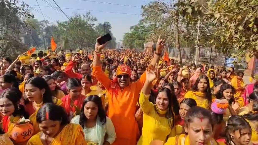 Dhanbad : कलश यात्रा के साथ आठ दिवसीय श्री लक्ष्मीनारायण महायज्ञ शुरू