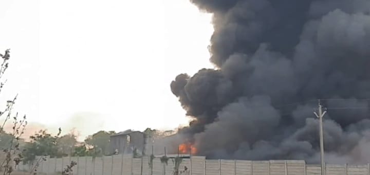 Saraikela: राजनगर में सत्यम स्टील में भीषण आग, लाखों का नुकसान