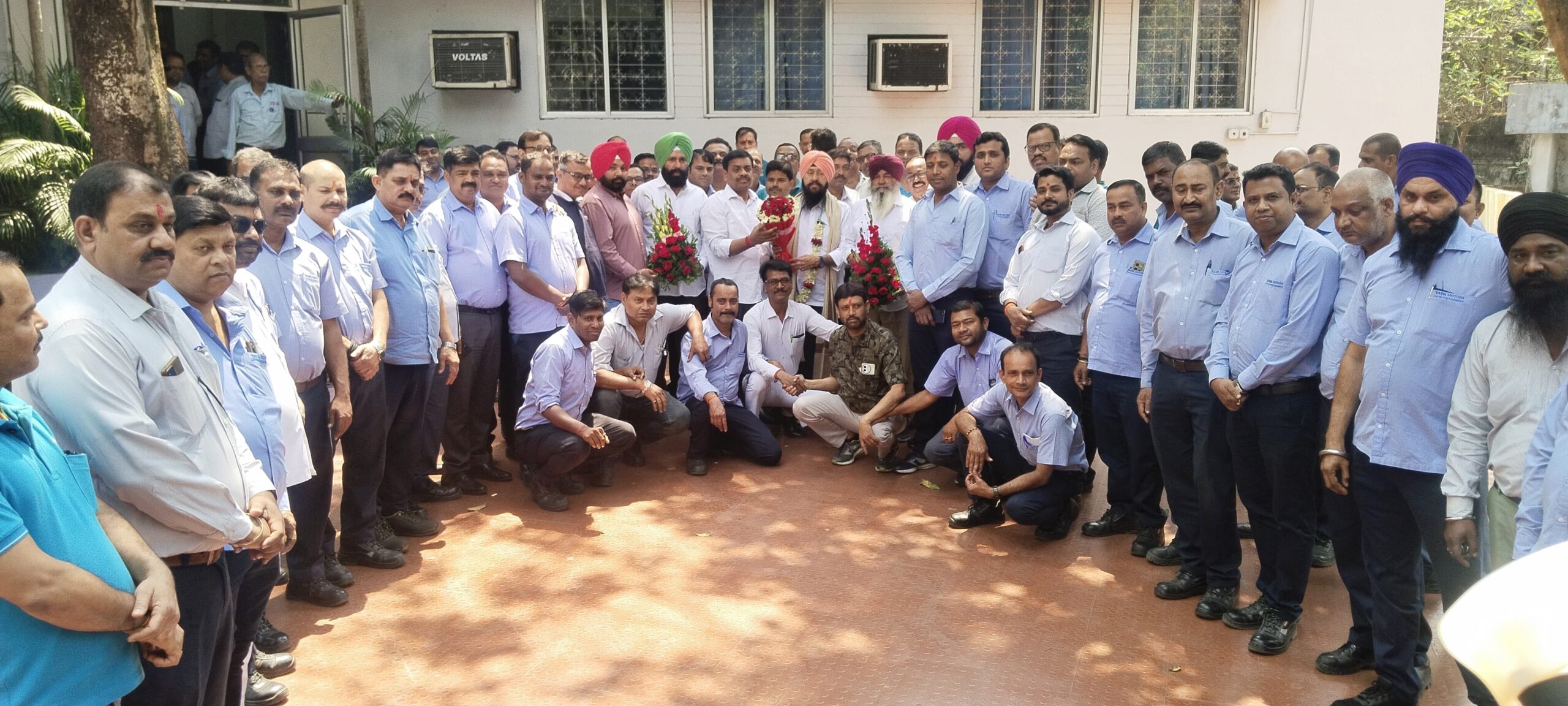 Tata Motors Workers Union के अध्यक्ष हुए रिटायर, टेल्को क्लब में गुरमीत सिंह को सपरिवार आमंत्रित कर दी विदाई