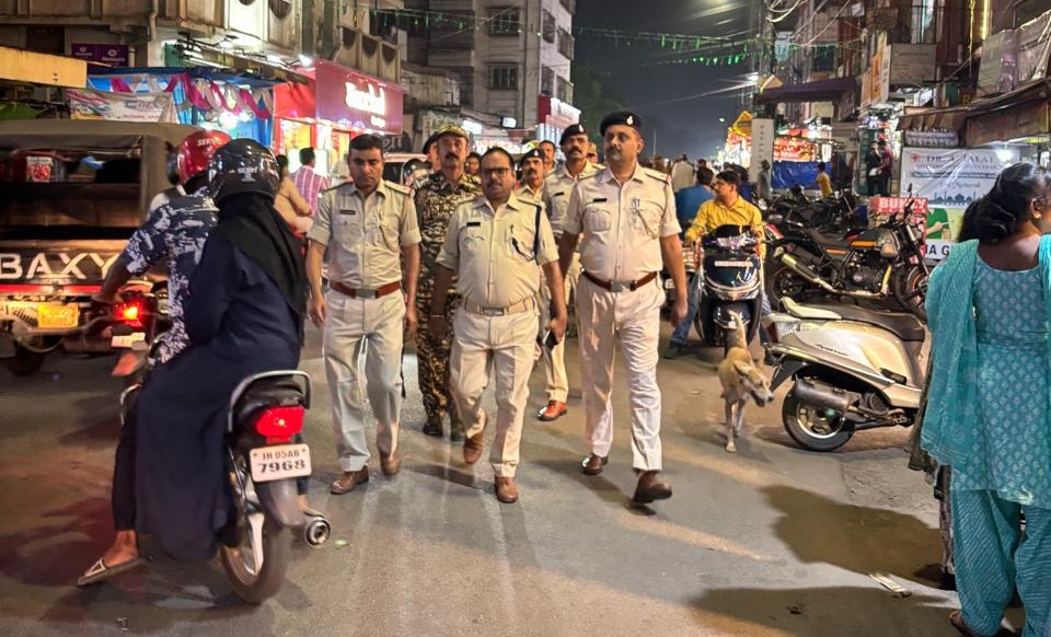 Jamshedpur: ईद के मौके पर पुलिस और CRPF ने निकाला पैदल मार्च, सुरक्षा व्यवस्था कड़ी