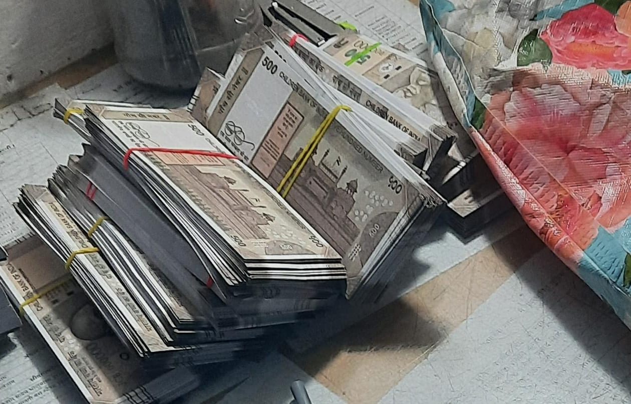 Jamshedpur : सीतारामडेरा पुलिस ने नकली नोट के साथ मानगो के एक युवक को किया गिरफ्तार