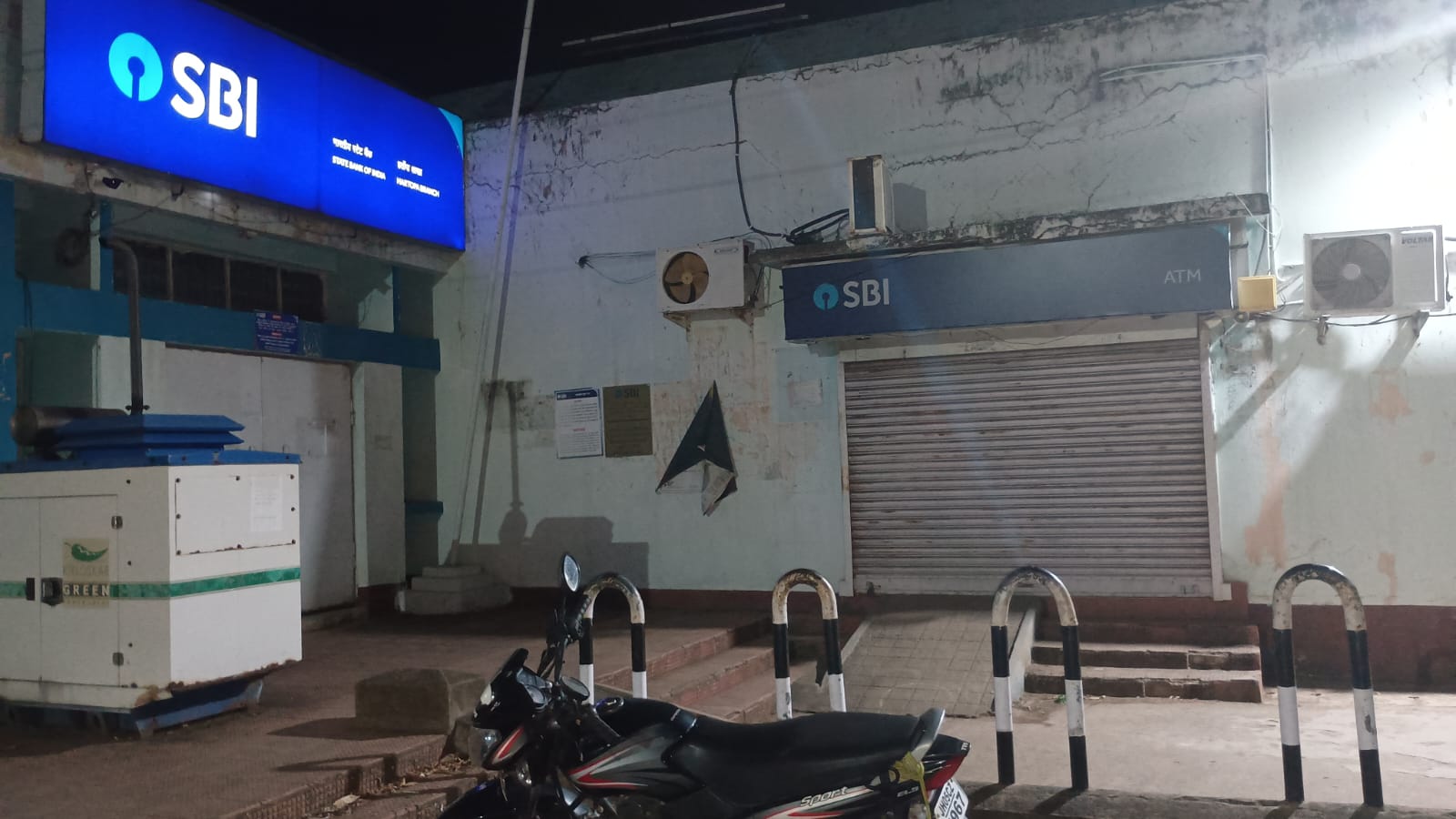 Jadugora : एसबीआई का एटीएम शाम में बंद होने से आम लोगों को हो रही है परेशानी