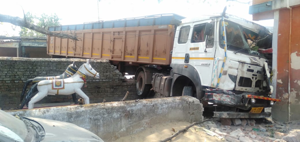 Saraikela: ओवरटेक के दौरान घर में घुसा अनियंत्रित ट्रेलर, छज्जे को किया ध्वस्त! – देखें Video