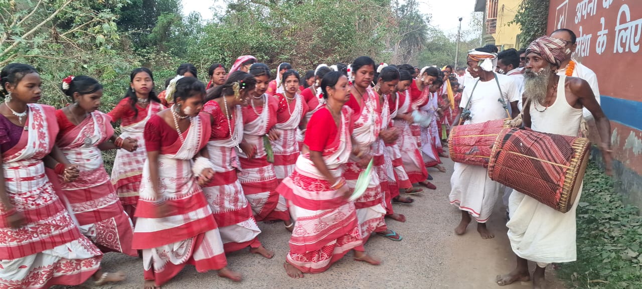 Potka : सरहुल महोत्सव में रीति रिवाज के साथ की गई पूजा-अर्चना