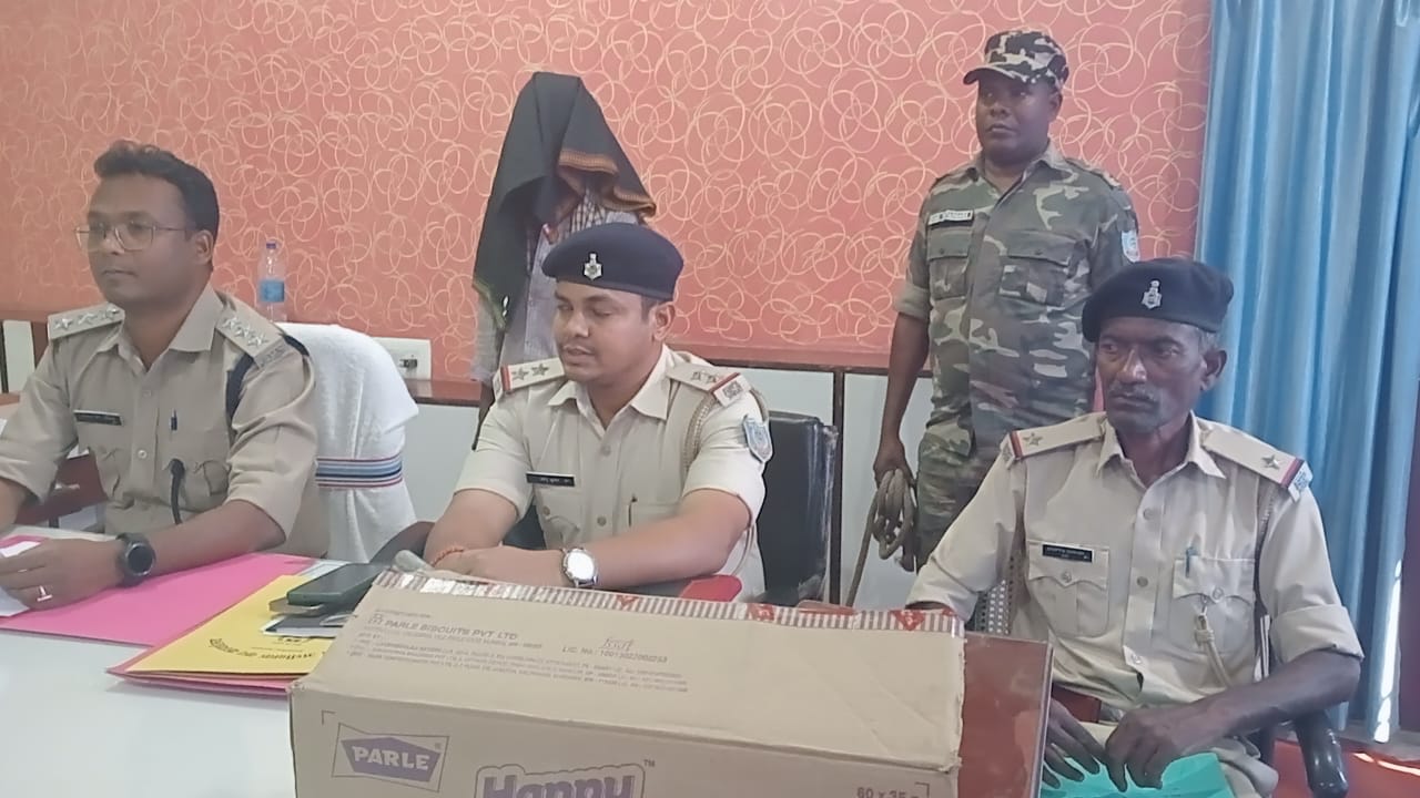 Saraikela : घरेलू विवाद में पत्नी और 5 साल के बेटे की हत्या करने वाले हत्यारे पति को पुलिस ने किया गिरफ्तार