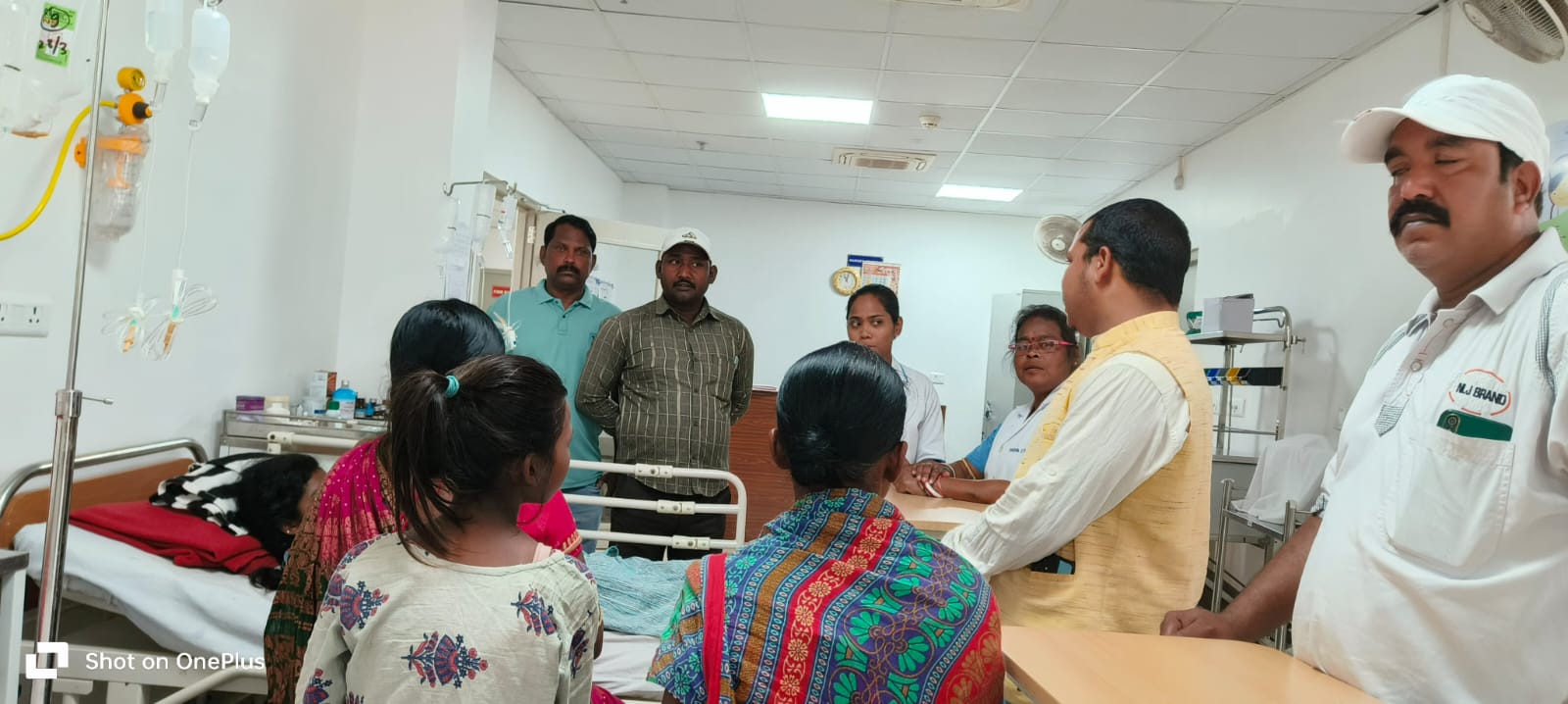 West Singhbhum: विषाक्त भोजन से पीड़ित बच्चों से मिलने पहुंचे विधायक प्रतिनिधि