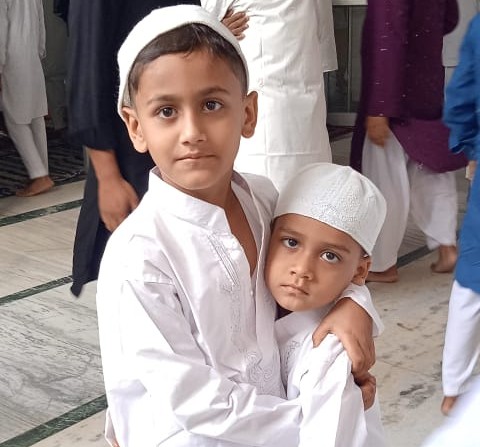 Jamshedpur: गांवों में उत्साह और सौहार्द के साथ मनी ईद, भाईचारे की मिसाल बने मासूम हाथ