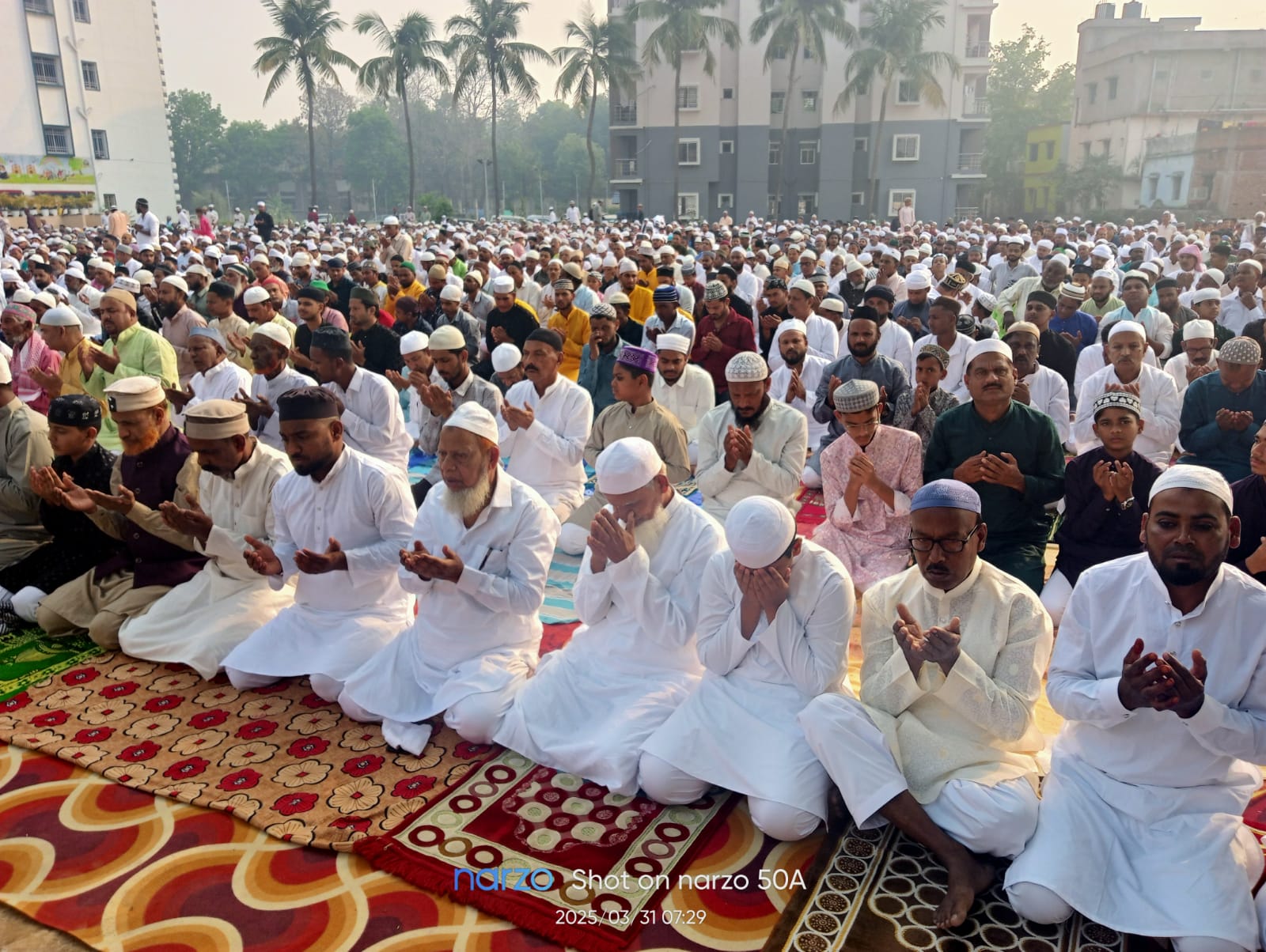 Chaibasa: ईद की रौनक – पांच स्थानों पर अदा की गई नमाज, बाजारों में दिखी चहल-पहल