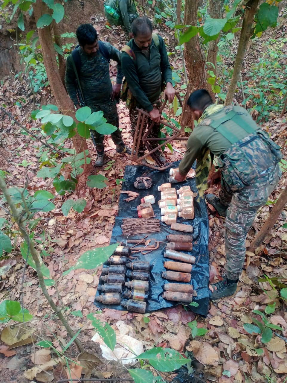 Chaibasa: वन क्षेत्र में छुपाया गया था नक्सलियों का हथियारों का जखीरा, सुरक्षा बलों ने किया ध्वस्त