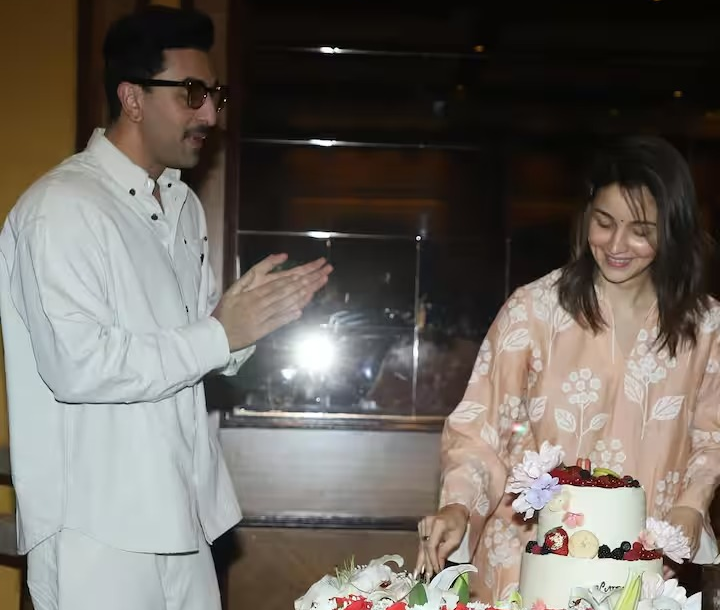 Alia Bhatt Pre Birthday Celebration: आलिया भट्ट ने पति रणबीर के साथ मनाया प्री-बर्थडे, पत्नी को भीड़ से बचाते दिखे रणबीर