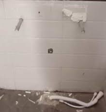 Jamshedpur: विधायक फंड से बन रहे शौचालय से पांच वॉशबेसिन और 30 स्टील के नल चोरी