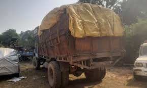 West Singhbhum: समान से लदे वाहन की चोरी का कोई सुराग नहीं, पुलिस प्रशासन पर उठाए सवाल