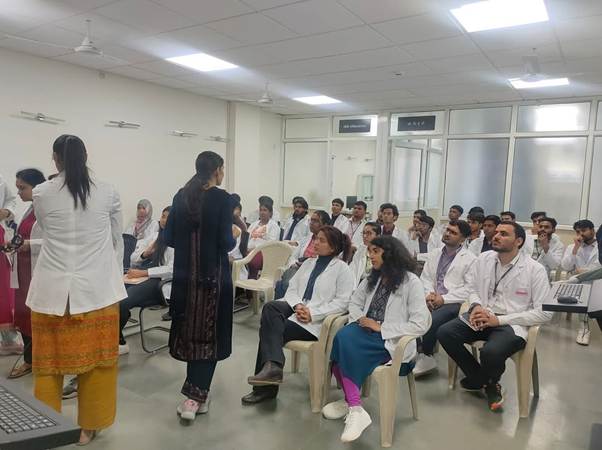 Ayush: प्रधानमंत्री के आह्वान के बाद, आयुष संस्थानों ने युवाओं को किया अनुसंधान में शामिल – छात्रों को दी गई उपकरणों का उपयोग करने की जानकारी