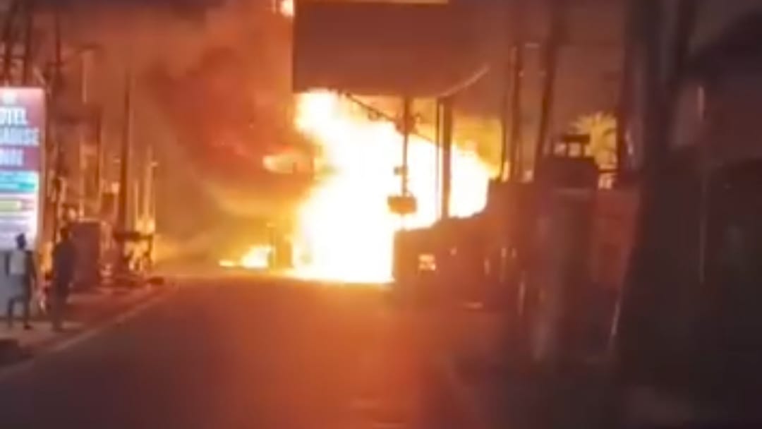 Deogarh: जसीडीह में होली की रात बड़ा हादसा, चकाई मोड़ पर आग में एक दर्जन से अधिक दुकानें जली