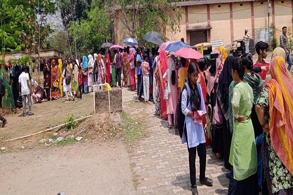 Jamshedpur : महिलाओं के लिए परेशानी का सबब बनी ‘मंईयां सम्मान योजना’, घंटो मशक्कत के बाद भी लाभुकों को मिल रही निराश