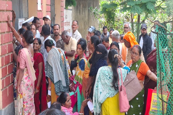 Jamshedpur : पेंशन के लिए बैंक व प्रखंड कार्यालय का चक्कर लगाने को विवश हैं बुजूर्ग, घंटो कतार में खड़े रहने को मजबूर