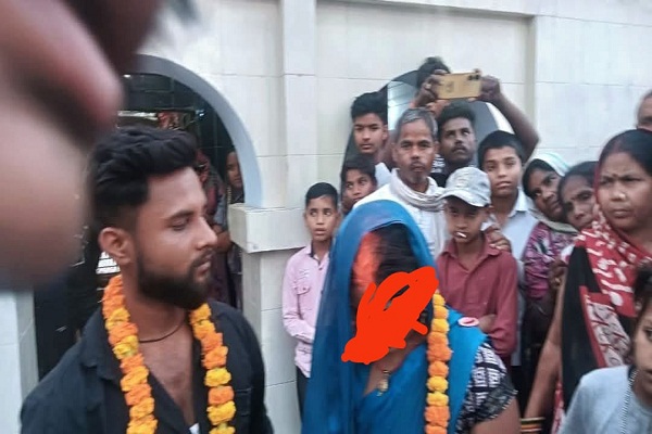 Sant kabir nagar : पंचायत में पत्नी ने पति व दो बच्चों को ठुकराकर प्रेमी को स्वीकारा, पति ने खुशी-खुशी रचा दी शादी