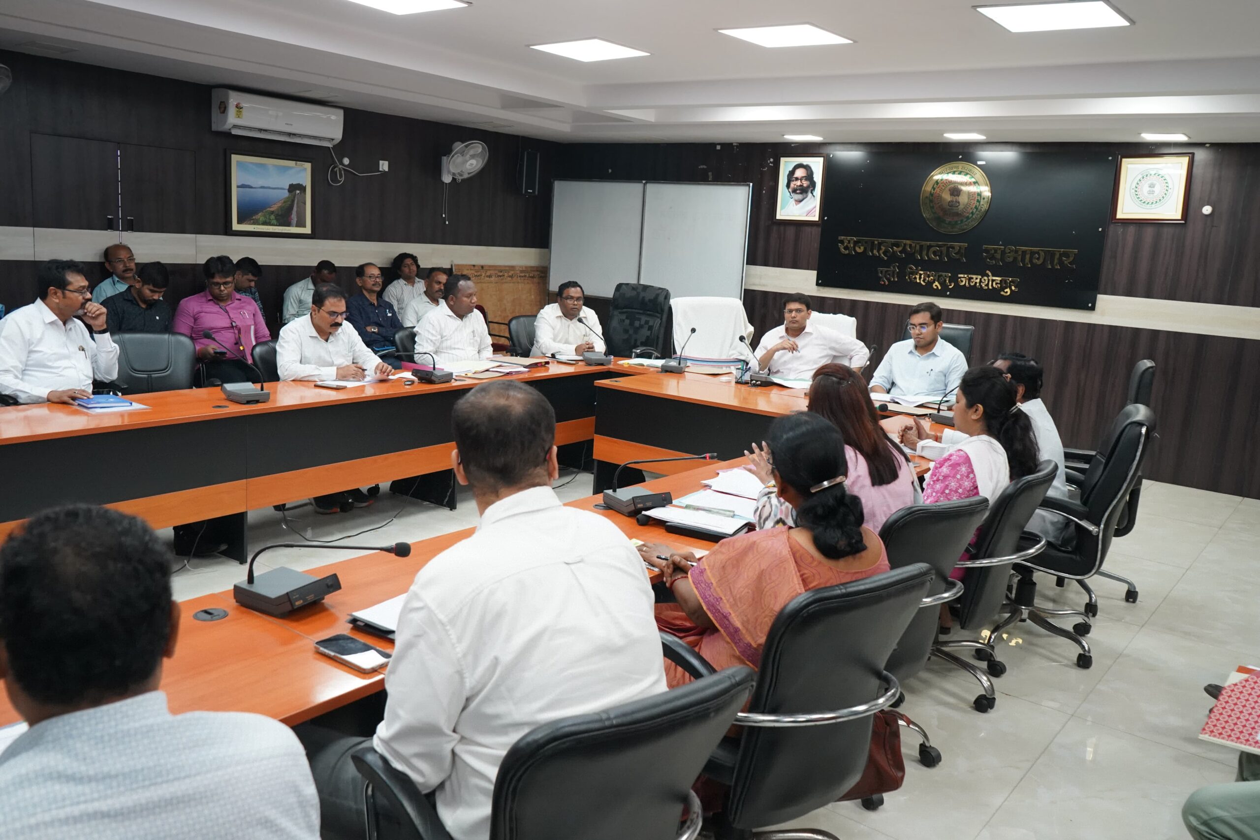 Jamshedpur: 500 MT गोदाम निर्माण के लिए लैम्पसों के चयन हेतु जिला स्तरीय चयन समिति की बैठक आयोजित