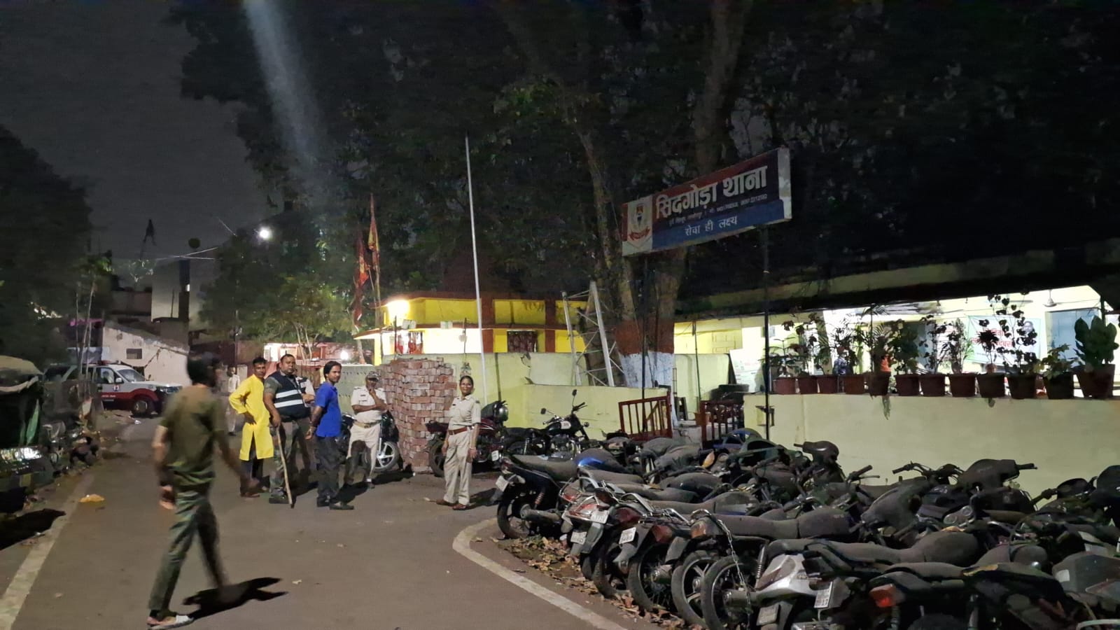 Jamshedpur: दो पक्षों में विवाद के बाद थाने के बाहर हंगामा, पुलिस ने किया लाठी चार्ज