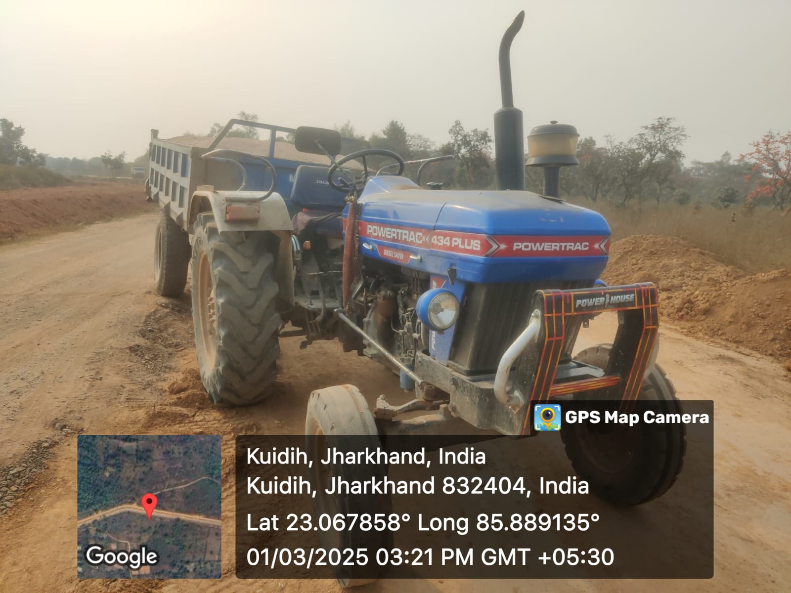 Saraikela: खनन विभाग ने जब्त किया अवैध बालू लदा ट्रैक्टर