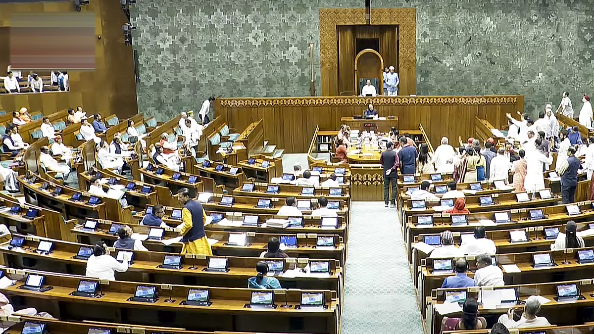 Waqf Bill 2025: लोकसभा में वक्फ संशोधन विधेयक पेश, केंद्रीय मंत्री का दावा – मोदी सरकार नहीं होती तो यह संसद भी वक्फ संपत्ति बन जाती