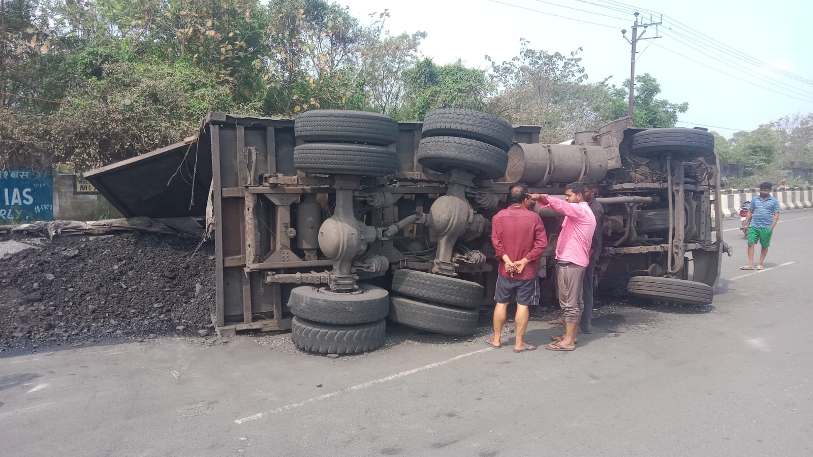 Gamharia : पिंड्राबेड़ा में बीच सड़क पर कोयला लदा हाइवा अनियंत्रित होकर पलटा