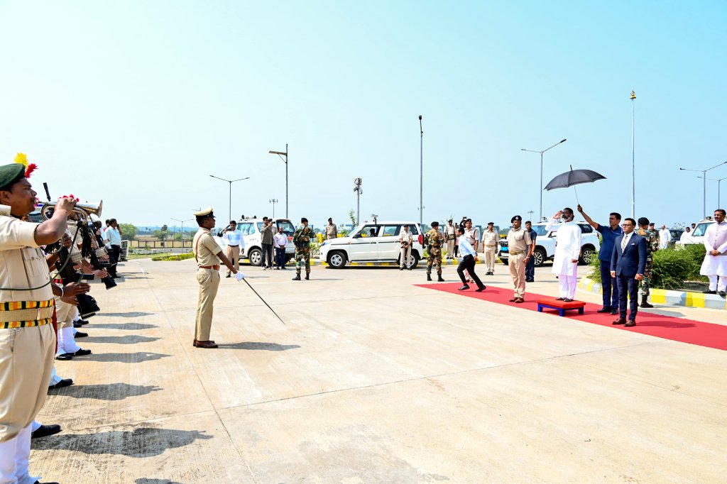 Jharkhand: गांडेय विधायक के साथ देवघर पहुंचे मुख्यमंत्री, एयरपोर्ट पर मिला Guard of Honor – बादल पत्रलेख से की मुलाकात