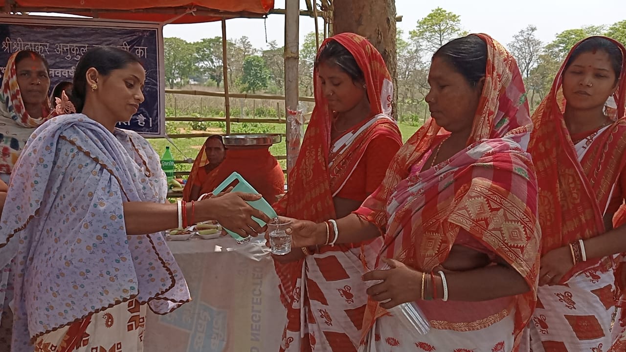 Chandil : ठाकुर अनुकूल चंद्र के अनुयायियों ने निःशुल्क पनशाला की व्यवस्था की