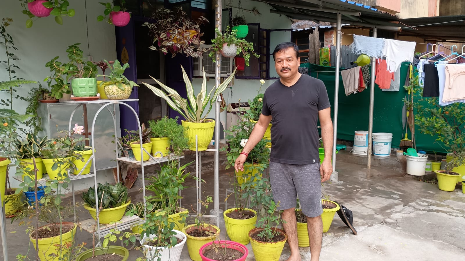 Jadugora: यूसिल अस्पताल कर्मी धीरज भोल का पर्यावरण प्रेम बना मिसाल