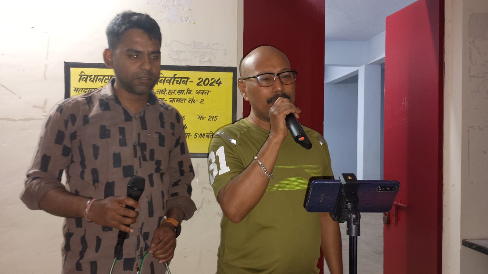 Jadugora: यूसिल कर्मियों ने बनाया Karaoke ग्रुप, शाम ढलते ही कुछ यूँ सजती है सुर-संगीत की महफिल