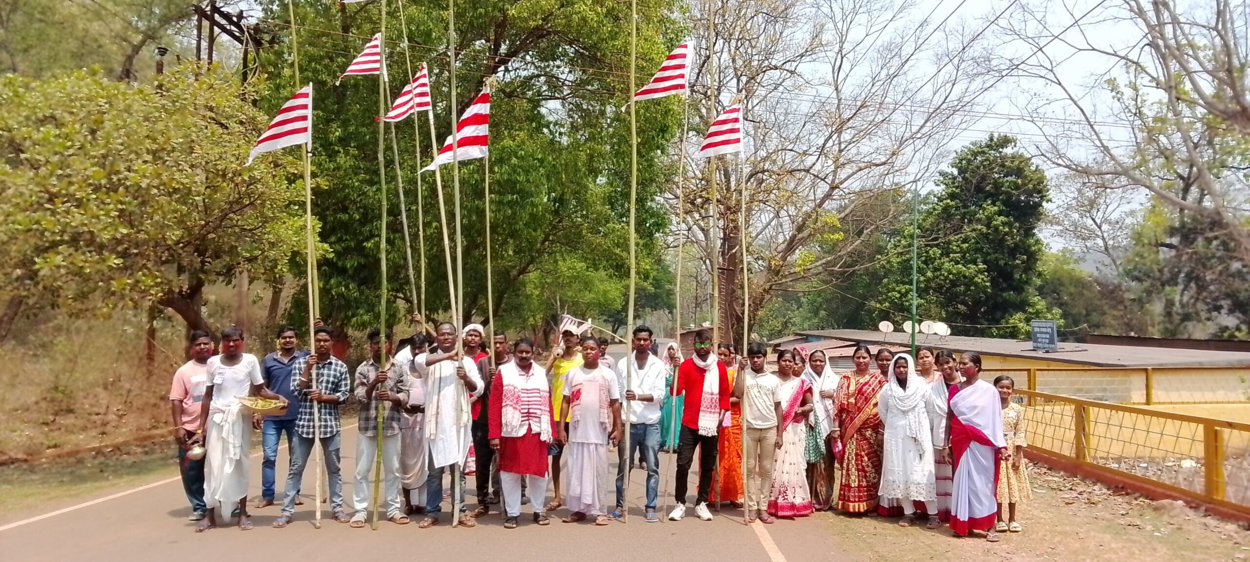 West Singhbhum: गुवा में सरहुल जुलूस, झंडा पूजा और गुलाल के साथ उरांव समाज ने मनाया उत्सव