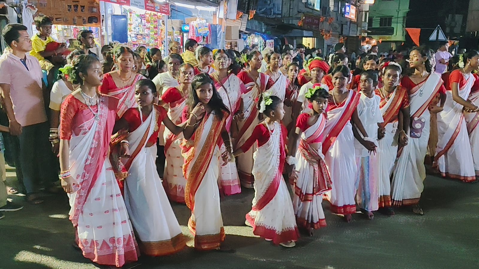 Chaibasa: चाईबासा में रंगों से सजा प्रकृति पर्व सरहुल, गाजे-बाजे के साथ निकला जुलूस