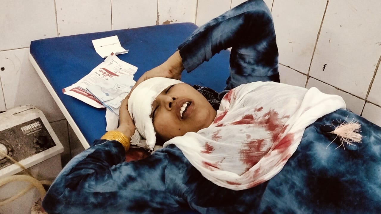 Jamshedpur: गोलगप्पा खा रही युवती से छेड़खानी, विरोध करने पर युवक ने बरसाया बैट