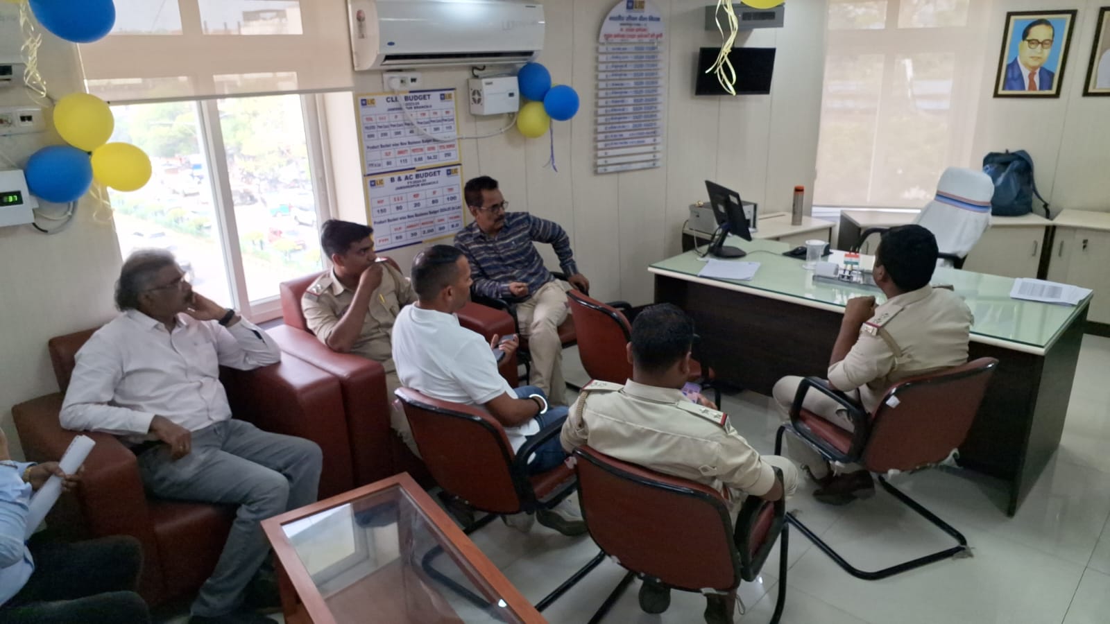 Jamshedpur : LIC कार्यालय में लाखों की चोरी, CCTV भी ले उड़े चोर – देखें Video