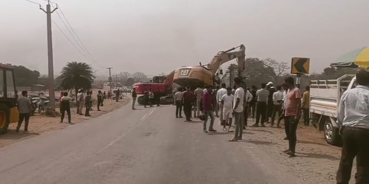 Breaking News: NH -33 पर हुआ बड़ा हादसा, रेलवे ट्रैक पर लटका ट्रक – मचाई अफरातफरी