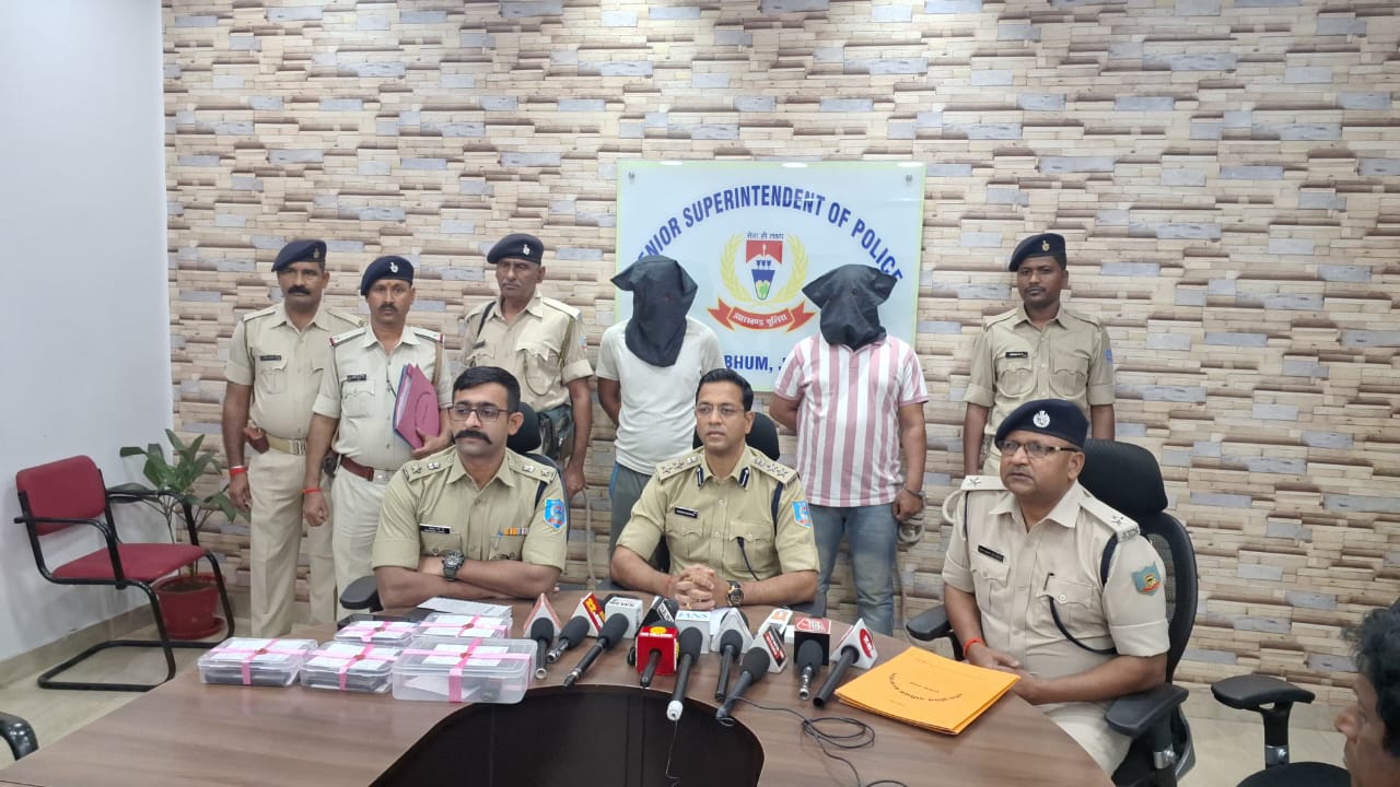 Jamshedpur: दबोचे गए तुरियाबेड़ा में फायरिंग करने वाले दो आरोपी, हथियार और बाइक जब्त – देखें Video