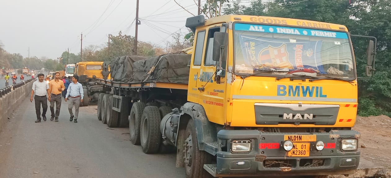 Gamharia : सर्विस रोड पर खड़े भारी वाहन बन रहे हादसों का सबब, लोगों में आक्रोश