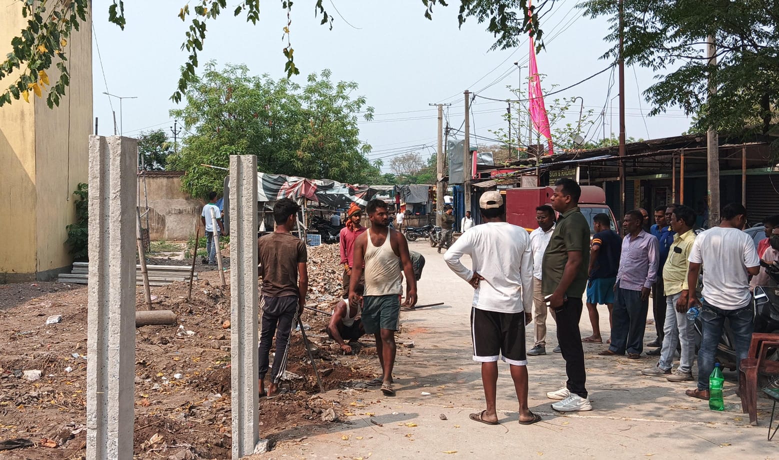 Adityapur: सरकारी जमीन पर कब्जे को लेकर हंगामा, घेराबंदी रोकने पहुंचे अधिकारी को खदेड़ा