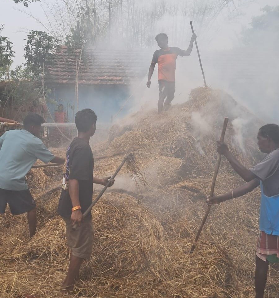 Chaibasa: पुआल टाल में अचानक भड़की आग, दमकल ने रोका संकट