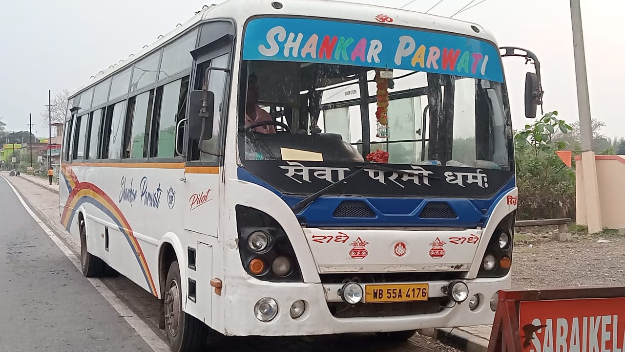 Saraikela: सड़क पर अव्यवस्थित ढंग से वाहन खड़ा करने पर शंकर पार्वती ट्रैवल्स की बस जब्त
