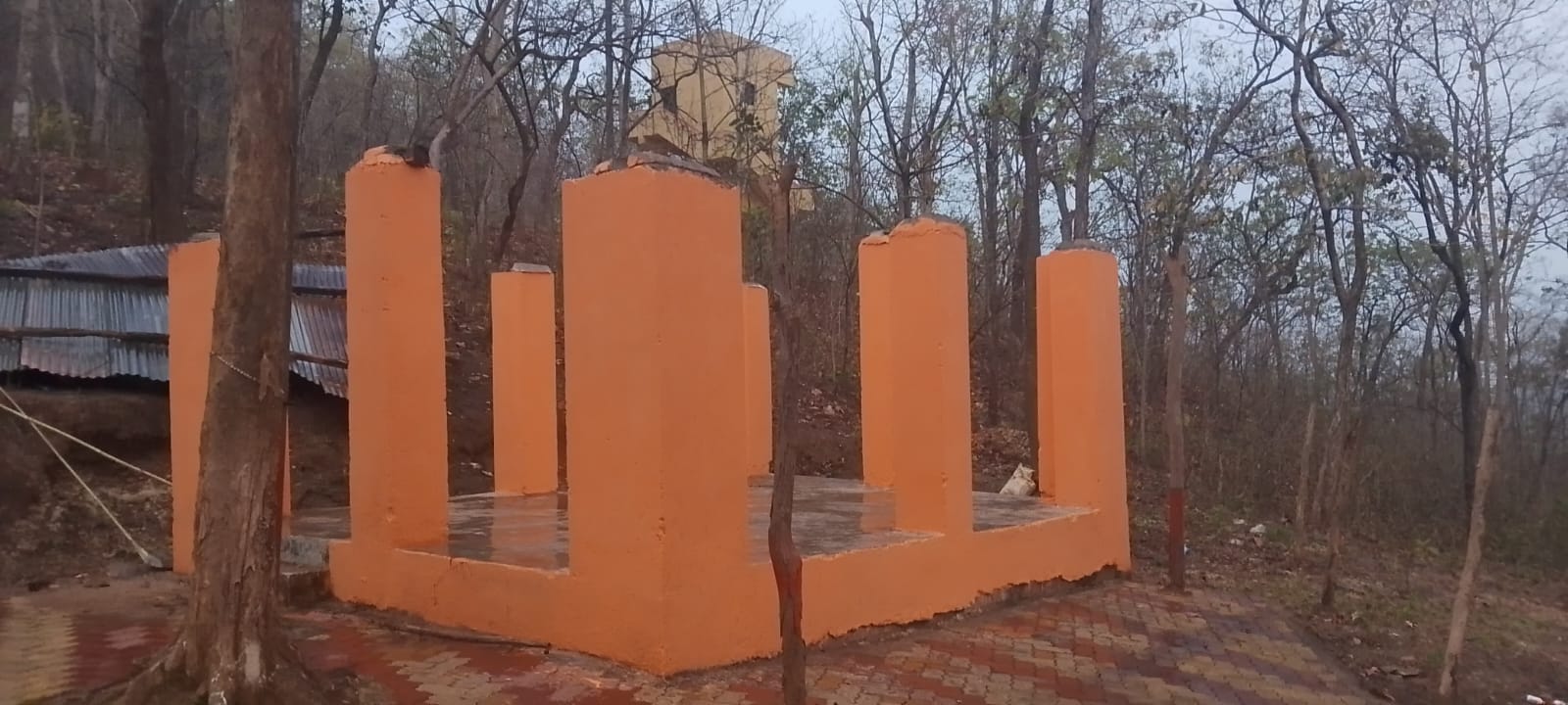 West Singhbhum: तेज हवा और ओलावृष्टि से बदला मौसम, मंदिर का उड़ा टीन शेड