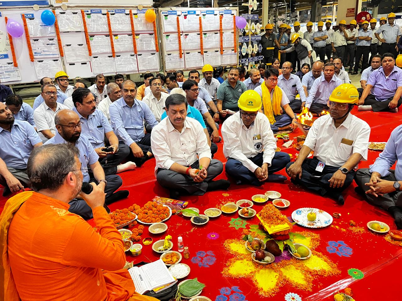 Tata Motors: टाटा मोटर्स में नए वित्तीय वर्ष के वाहनों के निर्माण से पूर्व हुई पूजा