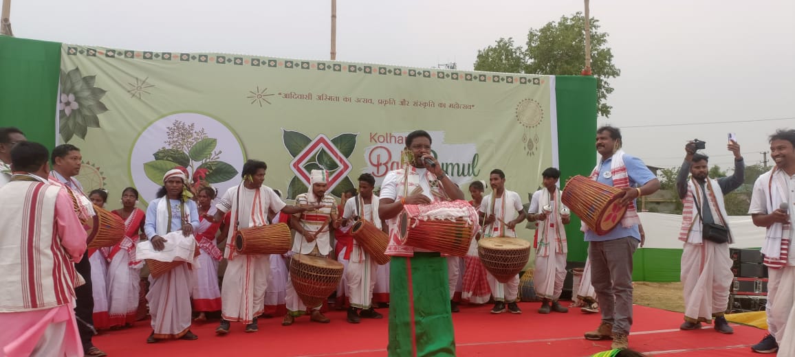 Chaibasa: शोभायात्रा में सपरिवार शामिल हुए जगन्नाथपुर विधायक सोनाराम सिंकु