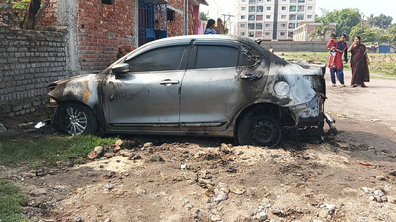 Gamharia: बेटी से मिलने आए व्यक्ति की कार में अचानक लगी आग, जांच में जुटी पुलिस