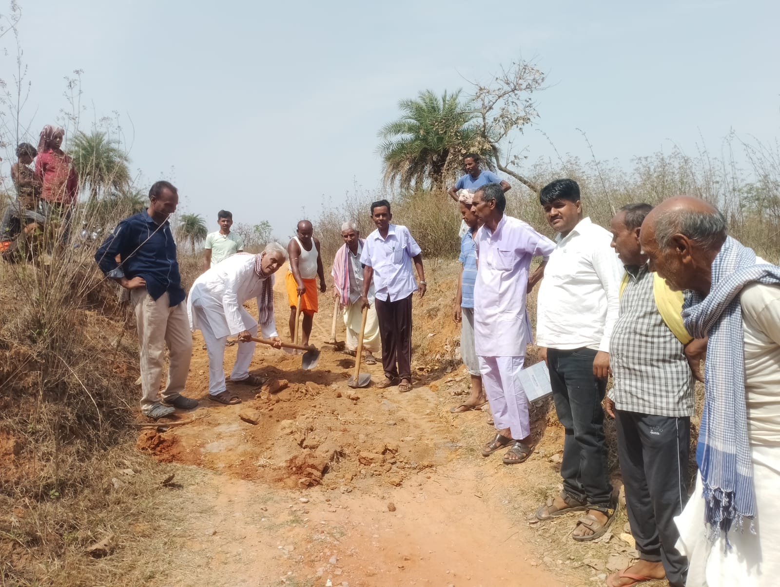 Deoghar: आजादी के 78 साल बाद भी नहीं बनी सड़क, जनप्रतिनिधियों की उपेक्षा से क्षुब्ध ग्रामीणों ने खुद बनाई सड़क!