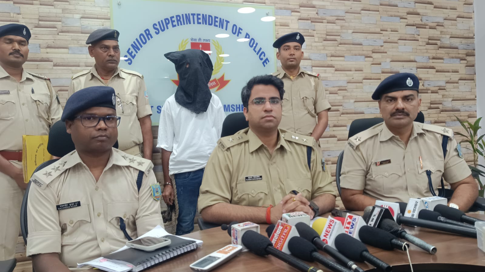Jamshedpur: आजादनगर फायरिंग केस, पुलिस के हत्थे चढ़ा फरार आरोपी, हथियार भी बरामद