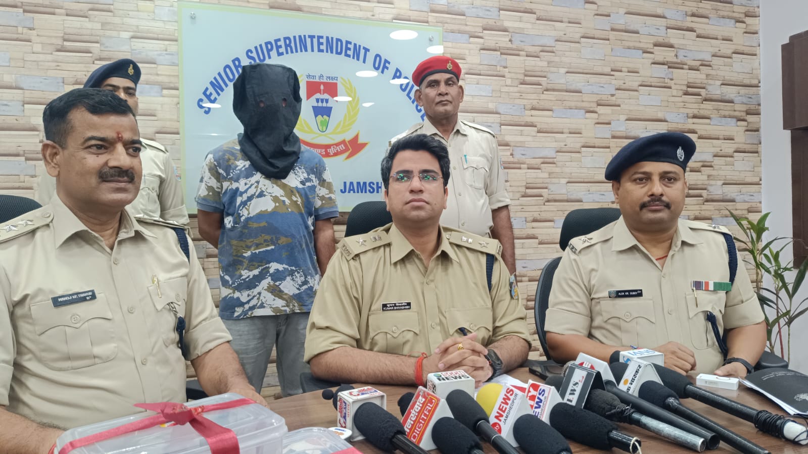 Jamshedpur: हथियार लहराने वाला फहीमुद्दीन गिरफ्तार, देसी रिवॉल्वर और चापड़ बरामद