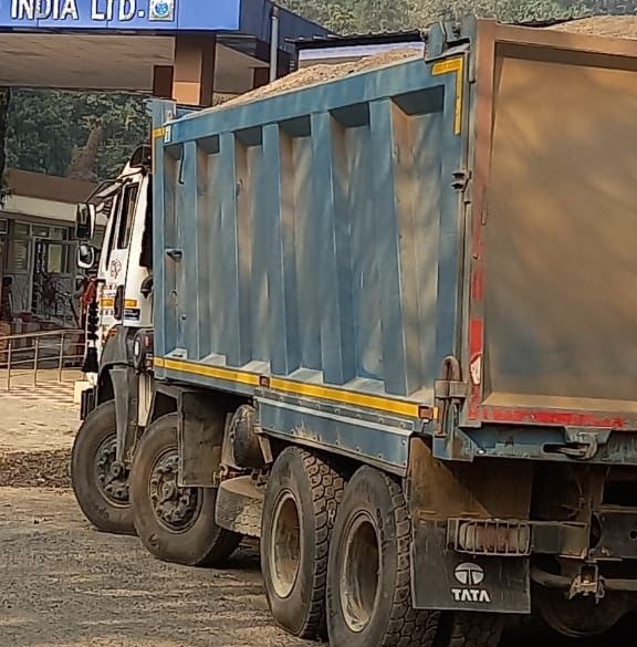 Jadugora: NGT की रोक के बावजूद UCIL में जारी बालू की आपूर्ति, आखिर कौन जिम्मेदार?